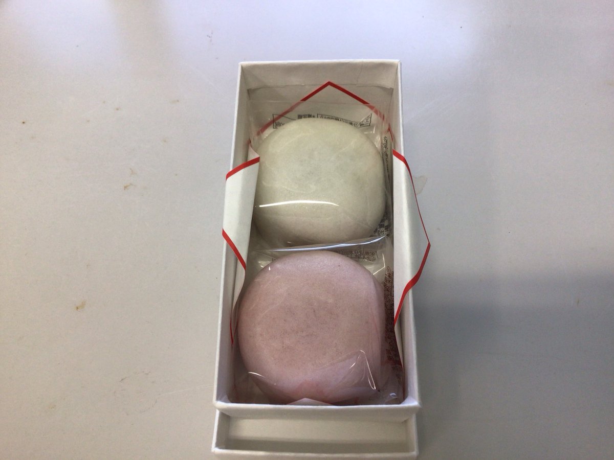 令和８年１月８日　本日から授業が再開されました。気持ちも新たに頑張りましょう。同窓会から３年生に合格祈願の紅白饅頭をいただきました。同窓会の皆様誠にありがとうございました。３年生も共通テストに向けて頑張っています。