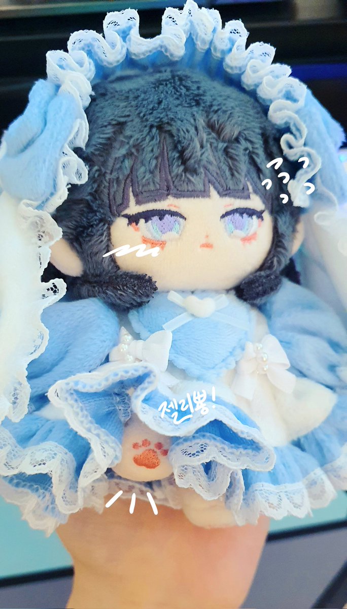 #오레오솜
#오레오_렌티

밖에서 찍지 못한 아쉬움 달래는 중🥹발차기 하는 중인데 안 보여서 슬쩍 각도 아래로 해서 찍어봄ㅋㅋㅋ며느리 젤리 킥!얍!🩵