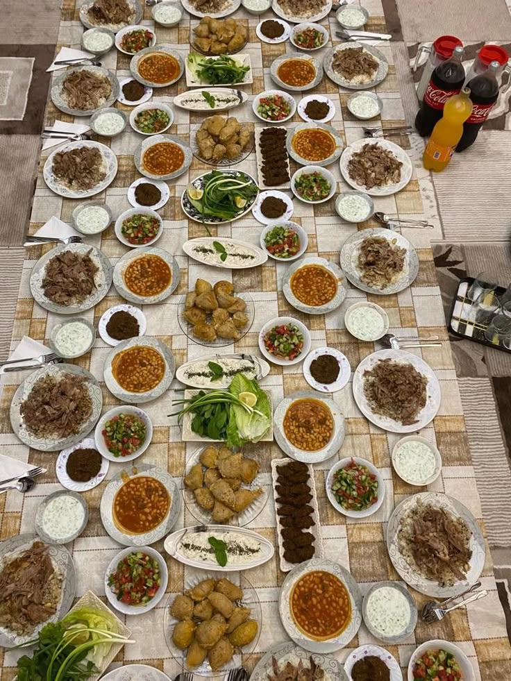 Misafir ağırlarken ölçülü olmak gerekir.

İbn Abbas'tan rivayet ile:

"Resûlullah ﷺ (gösteriş için) rekabet edenlerin yemeğinin yenmesini yasaklamıştır."

(Ebu Davud)