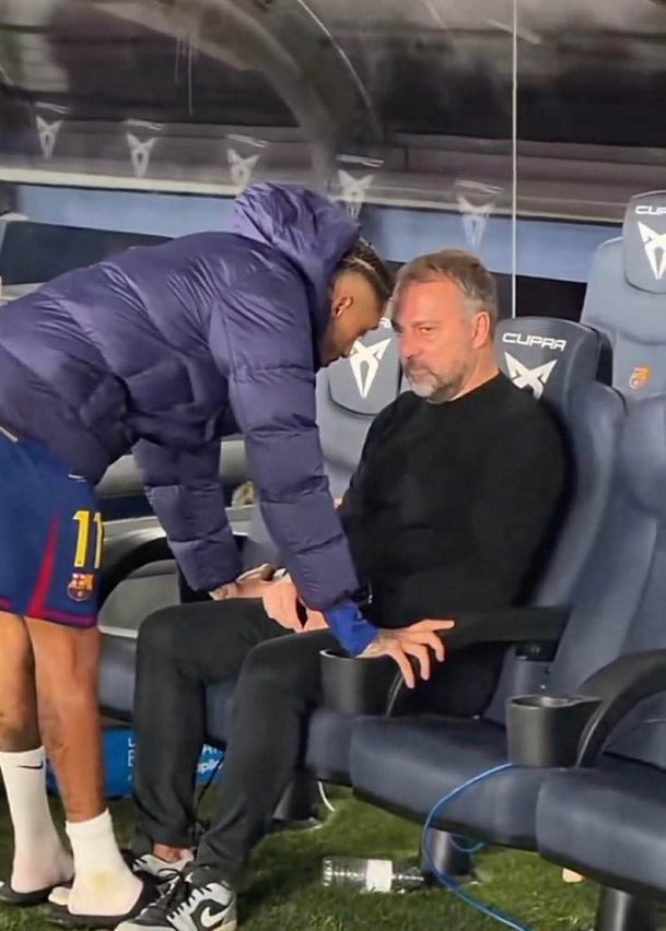 ADN_Cruyff's tweet photo. Esta imagen dolió mucho, y los jugadores se han empeñado en que no se vuelva a repetir. No queremos ver a Flick así nunca más. https://t.co/Fgtiyo70o4