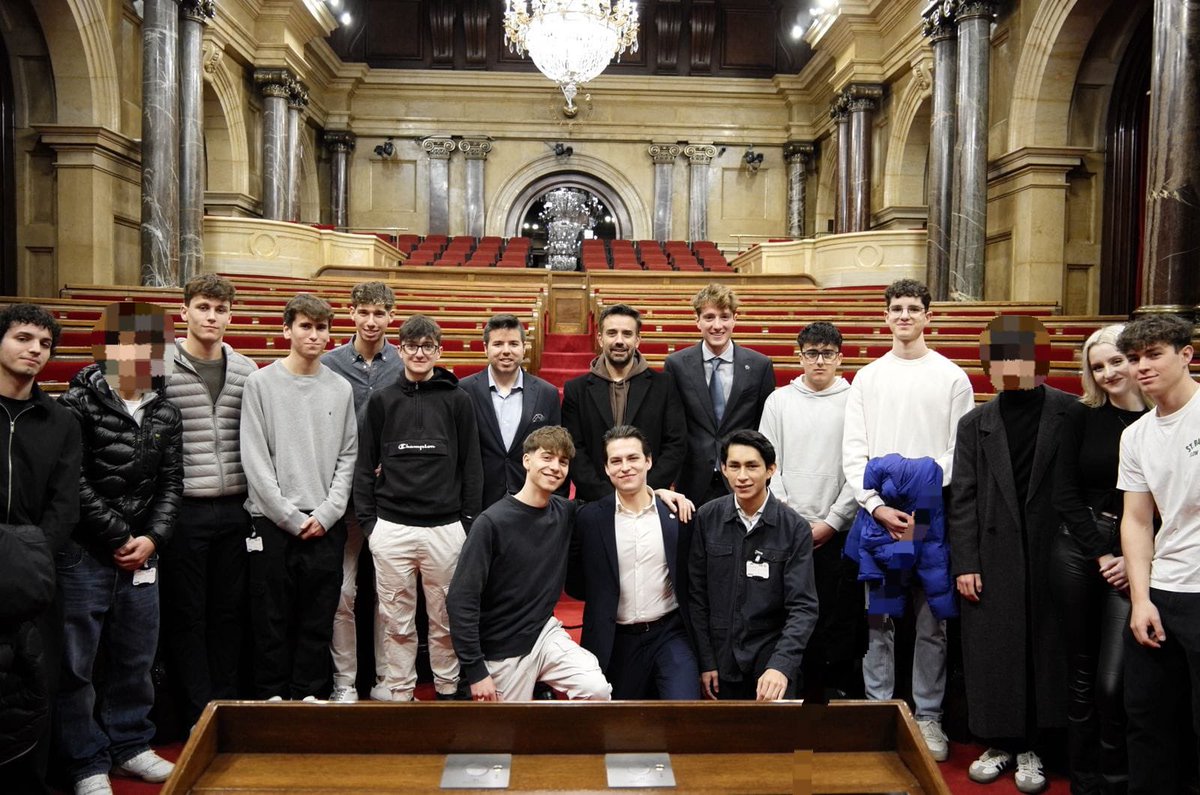 CatalunyaAC's tweet image. Un honor obrir les portes del @parlamentcat al futur de Catalunya.
Aquest jovent no falla al país; és el país qui els gira l’esquena.

A Aliança Catalana hi serem SEMPRE al seu costat.

El futur té nom: Aliança Catalana.

💙 #SalvemCatalunya