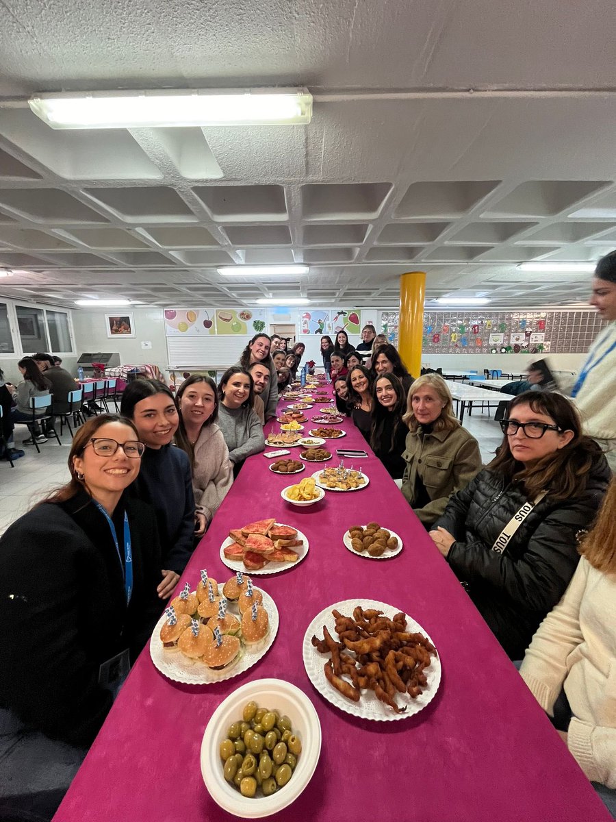 🎄 Celebració d’Advent del claustre de professores ✨
Un petit espai per aturar-nos, compartir i viure plegades el temps d’Advent 🤍
Moments de reflexió, germanor i esperança que ens ajuden a preparar el Nadal amb el cor ple 💫