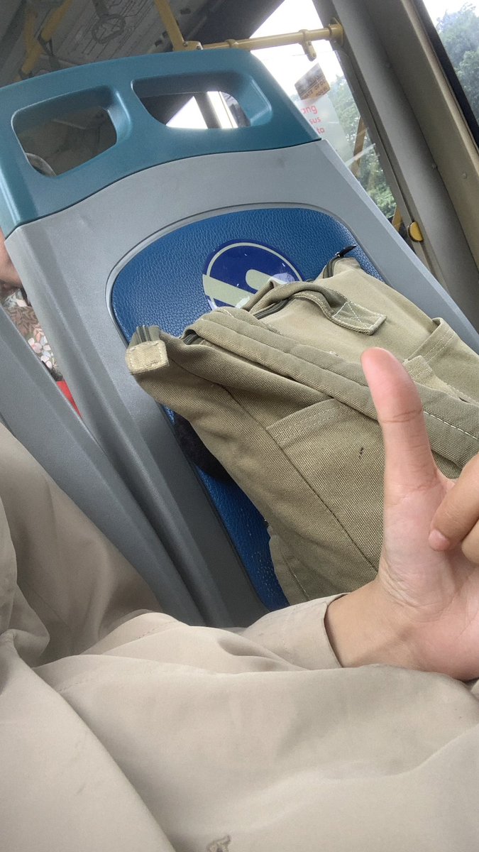 DAPIWDAPHNEE's tweet image. maaf adek baru pertama kali pulang masi terang blum terdengar ashar jadi ya kesenengan bgt ketemu 7c kosong