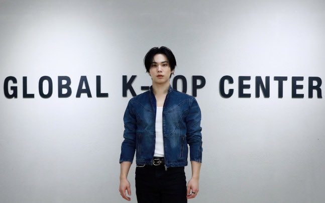 wonijin_ent's tweet image. 라키, Global K-POP Center 총괄디렉터 부임
차세대 K-POP 트레이닝 시스템 구축

🔗 m.entertain.naver.com/home/article/3…

가수 라키(Rocky)가 7일 글로벌 케이팝 센터(Global K-POP Center)의 K-POP 총괄디렉터로 공식 부임했다.
 
글로벌케이팝센터는 KBS스포츠월드와 협력하여 피에이치이엔엠(PH E&amp;amp;M,…