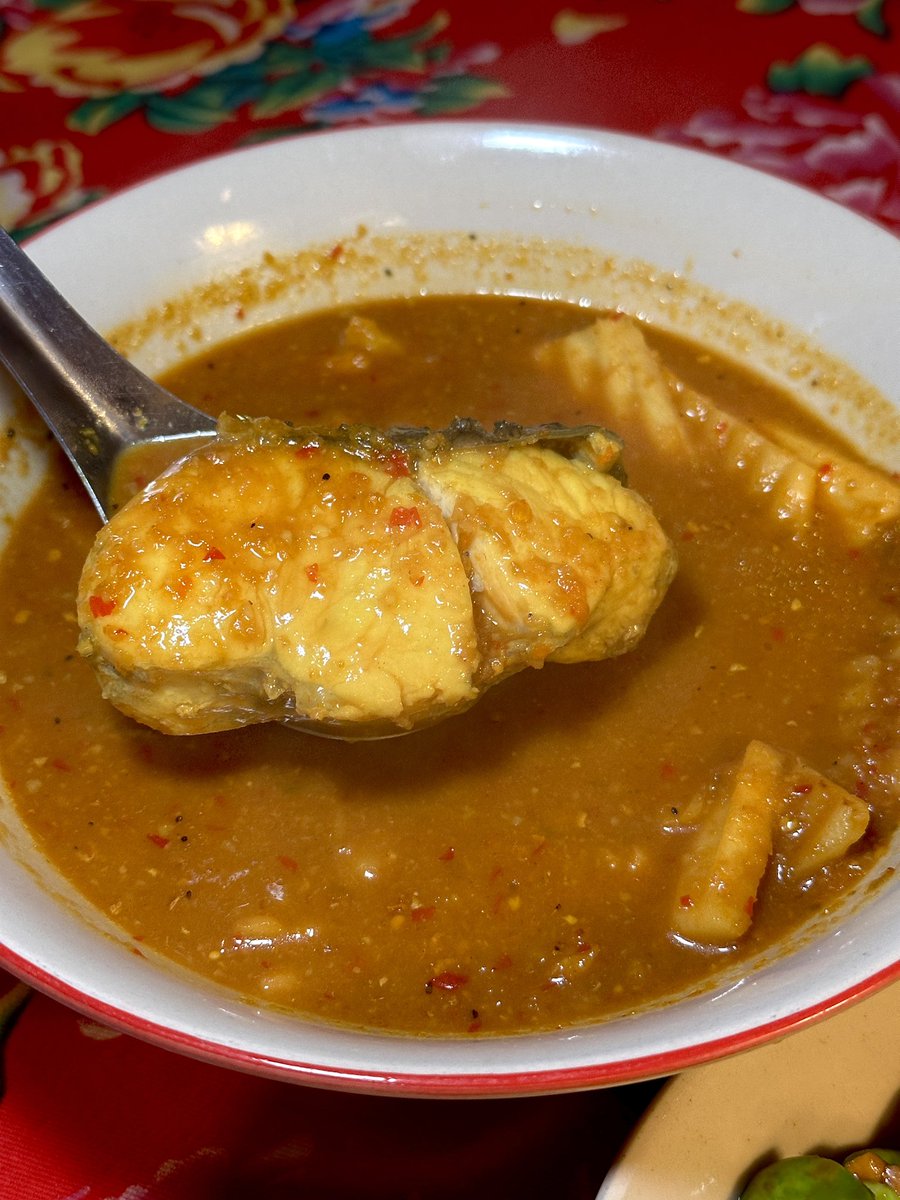 ginguntherfood's tweet image. อาหารใต้รสแซ่บสูตรสงขลา 🥘🔥 จริงๆตั้งใจมากินกุ้งแม่น้ำทอดเกลือ แต่หมด! 😭 เลยสั่งแกงเหลืองปลากะพงมาลอง เผ็ดแซ่บแบบดุมากกกก เครื่องแกงใต้แบบเข้มข้น ละต้องลองยำไข่เป็ดดาวแบบเยิ้มๆ @aroii #อร่อย