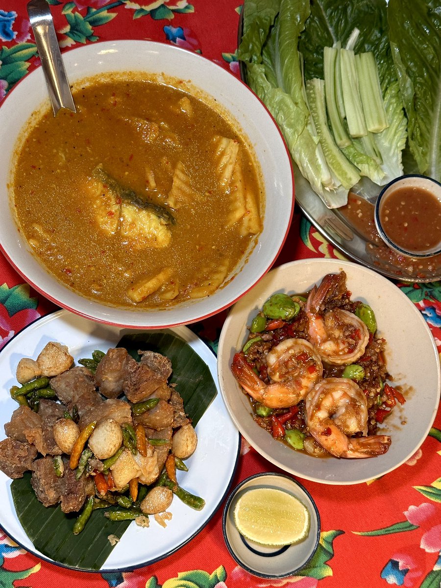 ginguntherfood's tweet image. อาหารใต้รสแซ่บสูตรสงขลา 🥘🔥 จริงๆตั้งใจมากินกุ้งแม่น้ำทอดเกลือ แต่หมด! 😭 เลยสั่งแกงเหลืองปลากะพงมาลอง เผ็ดแซ่บแบบดุมากกกก เครื่องแกงใต้แบบเข้มข้น ละต้องลองยำไข่เป็ดดาวแบบเยิ้มๆ @aroii #อร่อย