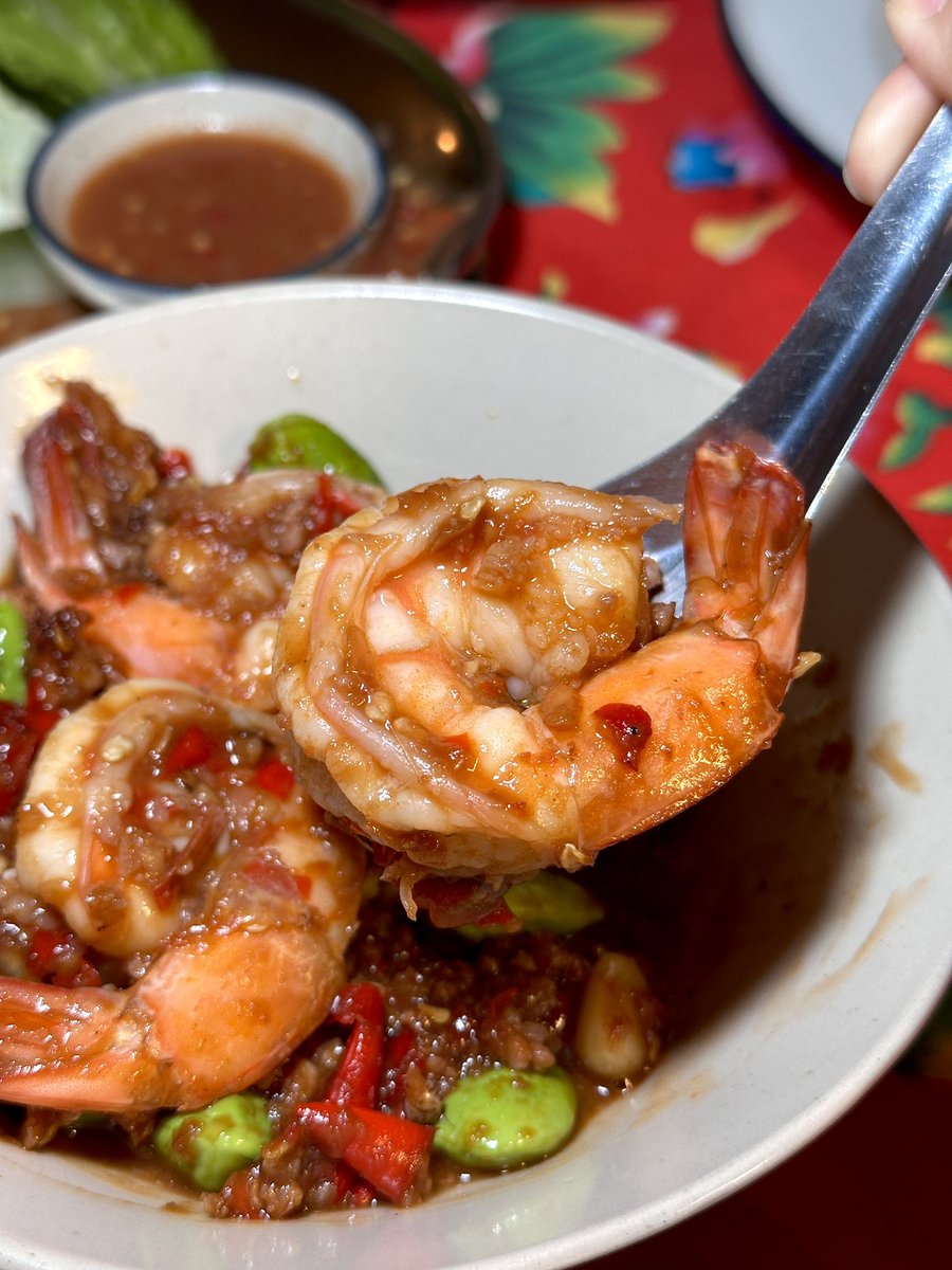 ginguntherfood's tweet image. อาหารใต้รสแซ่บสูตรสงขลา 🥘🔥 จริงๆตั้งใจมากินกุ้งแม่น้ำทอดเกลือ แต่หมด! 😭 เลยสั่งแกงเหลืองปลากะพงมาลอง เผ็ดแซ่บแบบดุมากกกก เครื่องแกงใต้แบบเข้มข้น ละต้องลองยำไข่เป็ดดาวแบบเยิ้มๆ @aroii #อร่อย