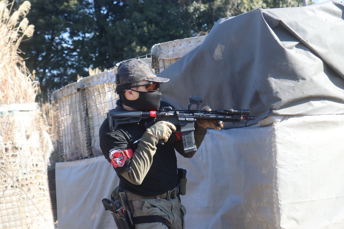 assaulttac's tweet photo. @GHwooper @last5mfg ちなみに自分のセットアップの場合

反対側はライトが邪魔して銃口側が角度によっては見づらい問題はあったりしてた

でも真横からは十分見えるよね
何気にハイポートした時なんかは
腕のマーカーよか見やすいかも？ https://t.co/SQ4BL31HSg