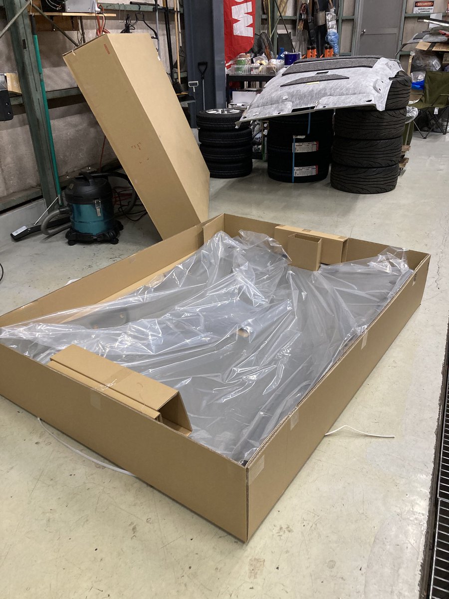 FD2の後期用ルーフライニング、部品屋に注文かけたらこれが最後の1個で生産終了ですとの事。

これからは生地の張り替え対応になるかと思われます…

#FD2
#シビックタイプR