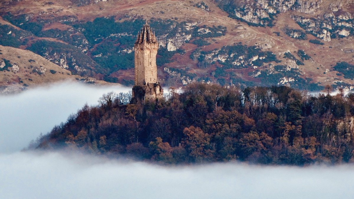 TheWallaceMon's tweet photo. If we're on your new year list for things to do, then pop on your comfy trainers and be ready to climb. It's 246 steps up and then back down. Open 10am to 4pm throughout January and February. Thanks to Robert Booth for sharing his incredible photos of The Monument with us. 📸 https://t.co/nYsqrLriXk