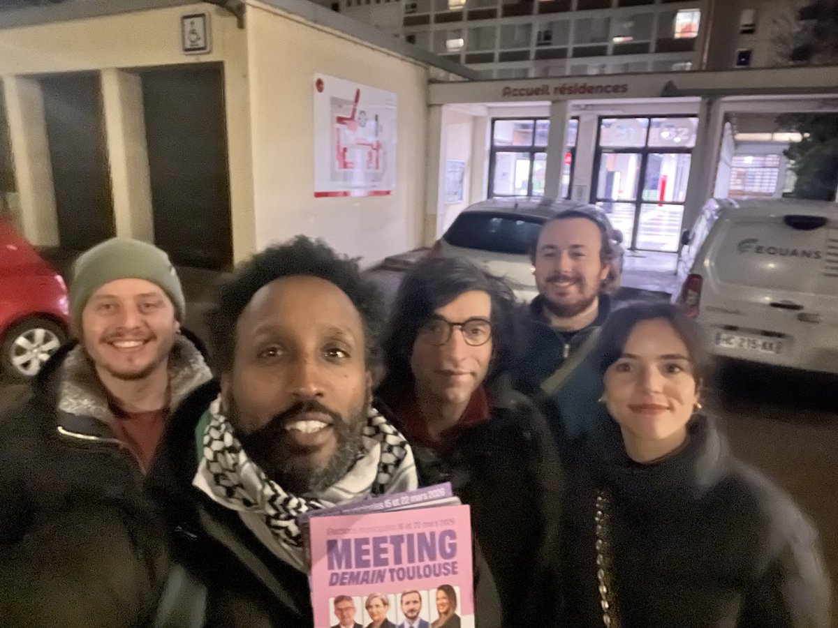 « Ah oui oui, on vote pour vous, c’est sûr ! » 🤓

Hier soir, deux porte-à-porte en simultané : l’un aux Arènes, l’autre à la résidence Chapou 🔥

On continue jusqu'en Mars pour faire gagner <a href="/FraPiquemal/">François Piquemal</a> 🚀

Dernières semaines pour s'inscrire sur les listes électorales 👀