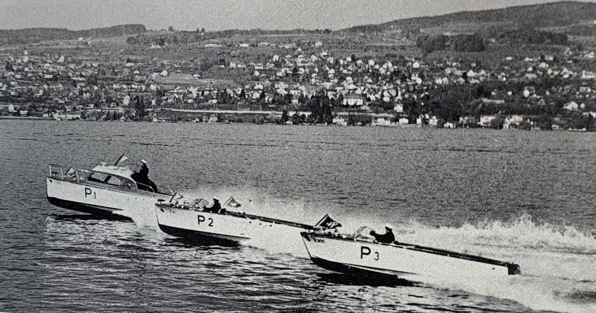 KapoZuerich's tweet photo. #kapogestern: Das Bild zeigt eine Paradefahrt von drei Booten der Seepolizei im Jahr 1978. Weiss jemand, wo auf dem Zürichsee diese Aufnahme gemacht wurde? https://t.co/vczQRaoKc4