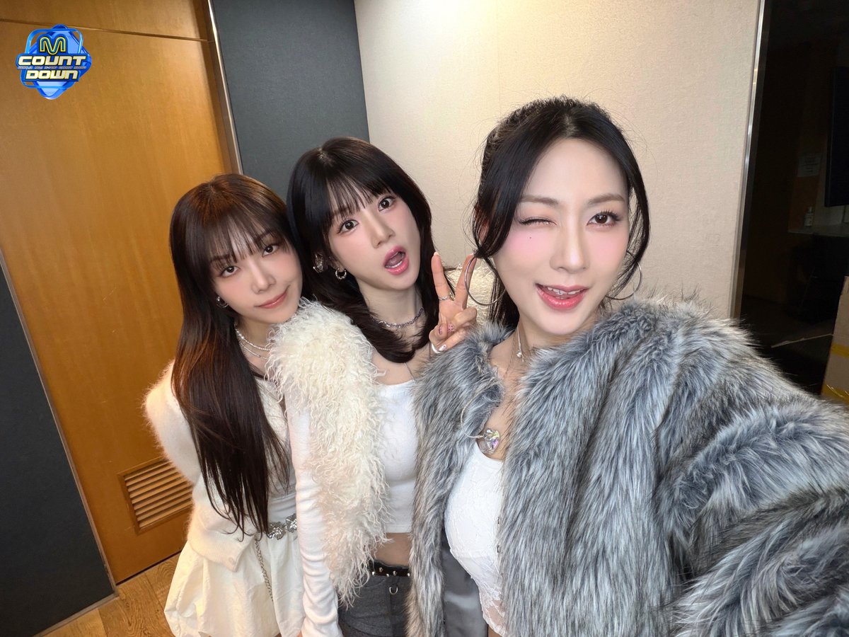 정말 ᜊ판다ᜊ로 살아간다는 건.. 정작 당사자가 거쳐 간 한순간일 뿐인 시간을 우리는 몇백 번씩 돌려보고 오늘 엠카 본방 사수를 하면서 그때의, 오늘의 에이핑크를 정말로 사랑하고 사랑했다고 사랑할 거라고 말하는 과정이다… 💗 

하나, 둘, 셋! 에이핑크 사랑해  ¨·.·¨ :