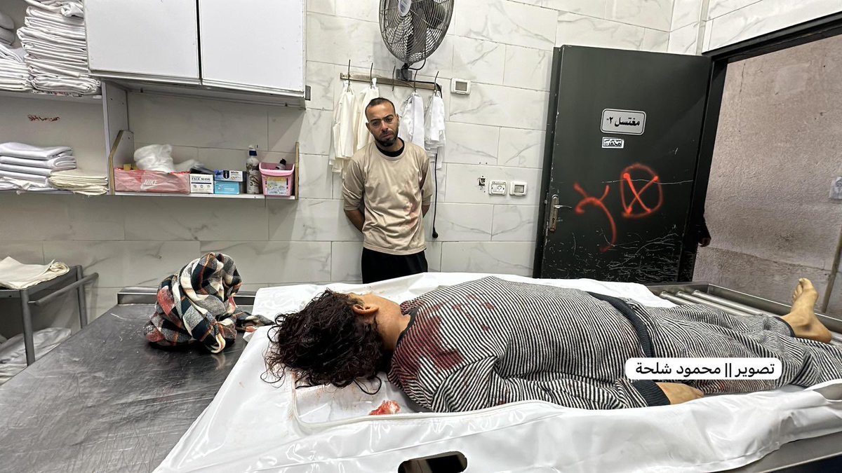 Savaşın başından beri babası kayıp bu sabah ise israil ordusu tarafından şehit edildi.

Gazzeli çocuk Hamsa 11 yaşında..!!