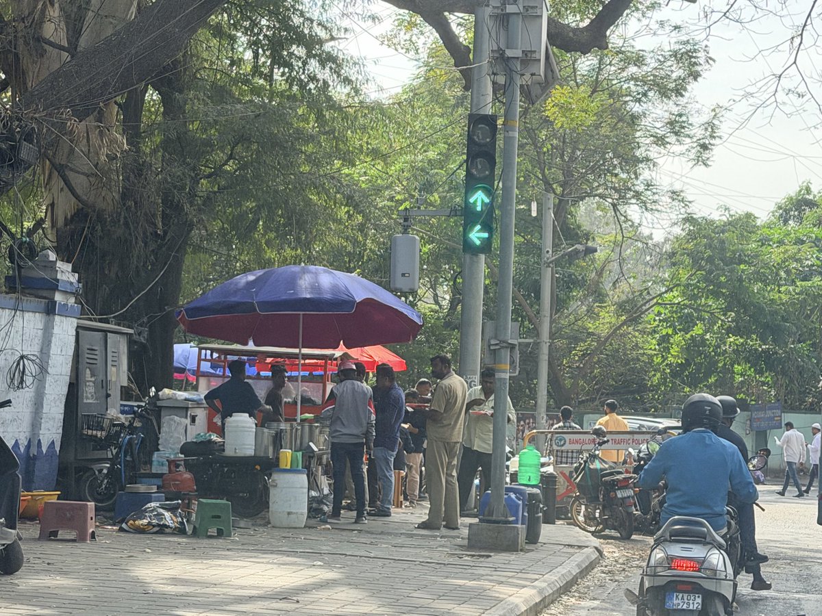 navinzmail's tweet photo. @blrcitytraffic @DCPSouthTrBCP @CPBlr @Jointcptraffic @DgpKarnataka @BlrCityPolice @KarnatakaCops @GBA_office Footpath fully blocked and traffic congestion caused by food vendors on Gen Thimmiah Road footpaths at hosmat hospital junction opposite ITC welcome group hotels please reclaim our pavements and road shantala nagar ward number 111 https://t.co/1exyzfsFcW