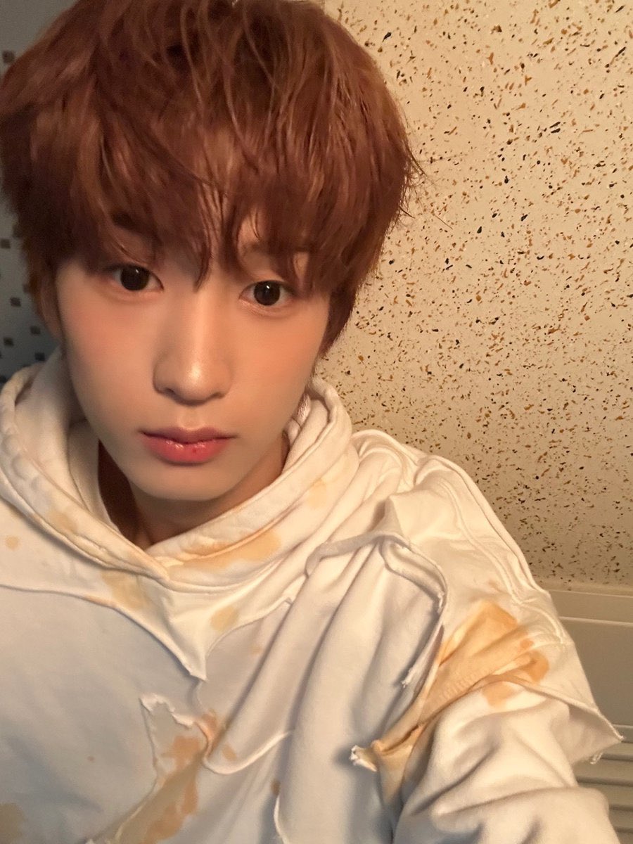 idkyuhyuk's tweet image. he looks like he lost his mum at the mall and needs our help