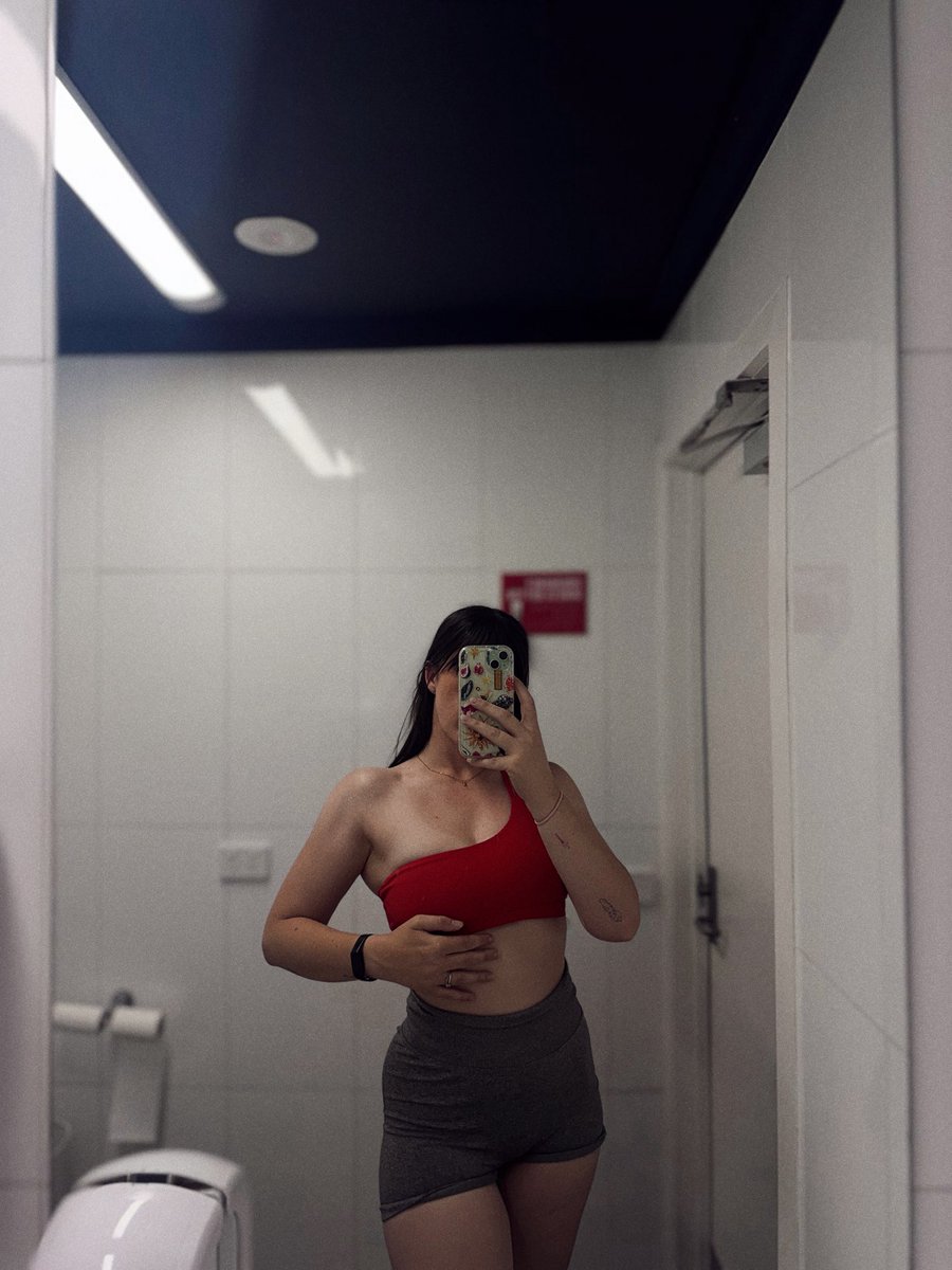 silverxcold's tweet image. 8 years in the gym today and through ED and chronic illness the rig ain’t bad all things considered