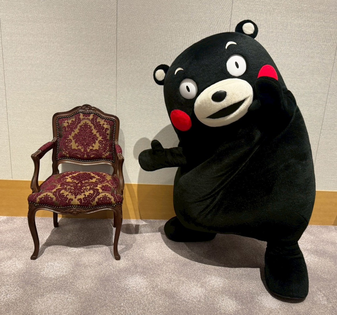 素敵な椅子を見つけたと、 早速座ろうとするくまモン！ でも、やっぱり