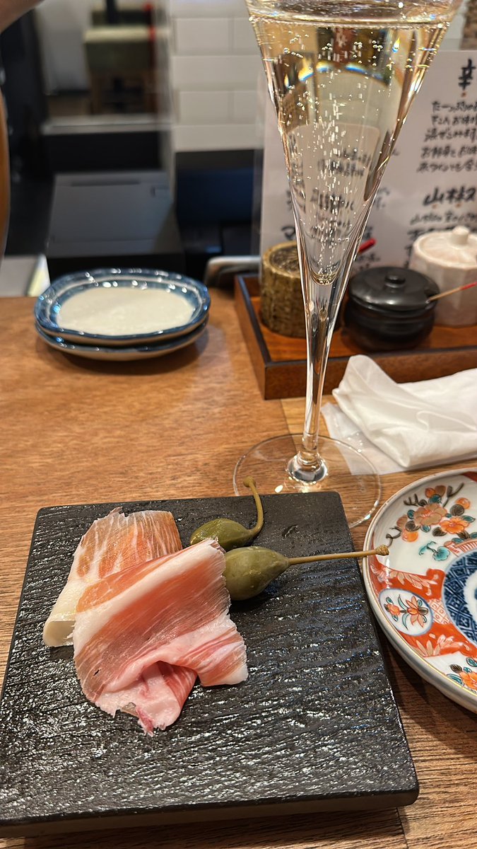 むしゃくしゃすることがあったので、昨日の当直中に夫に「明日は遅くなる　ごめん」とだけLINEして仕事帰りに一人でワイン飲んでる。申し訳ないけどこれでしか乗り越えられないんだ