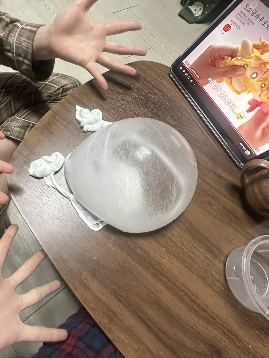 회사 면접 보고 우리 집에 온 친구랑
면접, 진로   이런게 뭔지 몰르는 사람처럼
모든 걸 외면하고
슬라임 취향 대화 2시간,
슬라임만지기1시간 하고 누웠는데
이순간이너무아름답다고    느꼇다