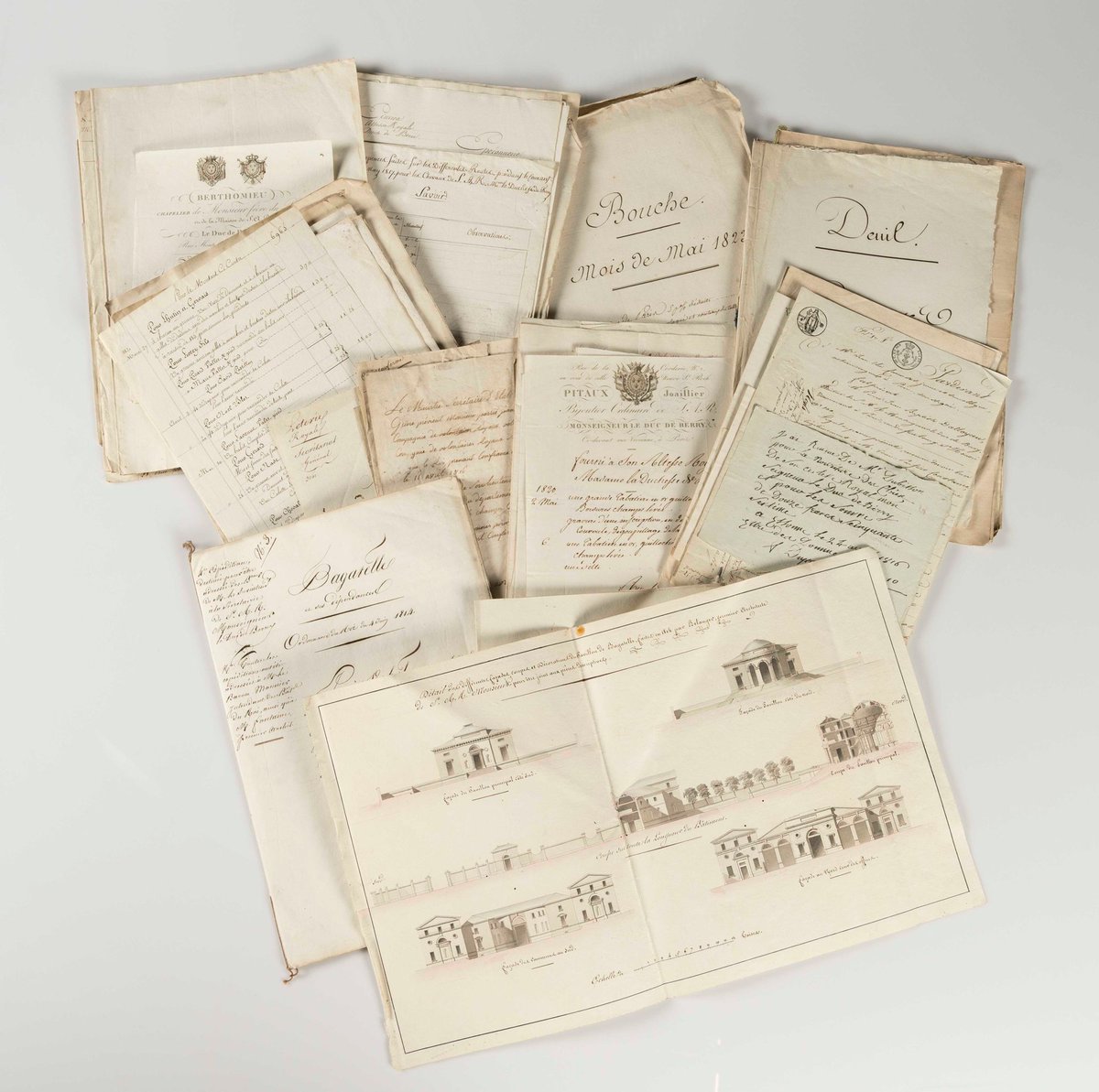 Un don exceptionnel d'archives relatives au château de Rosny, résidence principale de la duchesse de Berry dans les Yvelines ! 
Pièces de comptabilité, listes d’invités, états de frais de bouche et documents de gestion composent cet ensemble à découvrir➡️urlr.me/42XRSv
