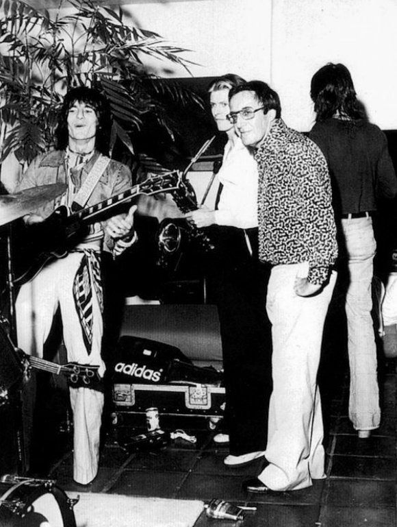 VLafora's tweet photo. Happy Birthday David Bowie and happy #WoodThursday: #TradingFaces, 1975 at Peter Sellers' Los Angeles house to celebrate his 50th birthday. The band are Bowie, Bill Wyman, Ronnie, Joe Cocker, Boby Keys, Jesse Ed Davis, Danny Kortchmar, Nigel Olsson, Keith Moon, Steve Madaio. https://t.co/HqGhZGIbyl