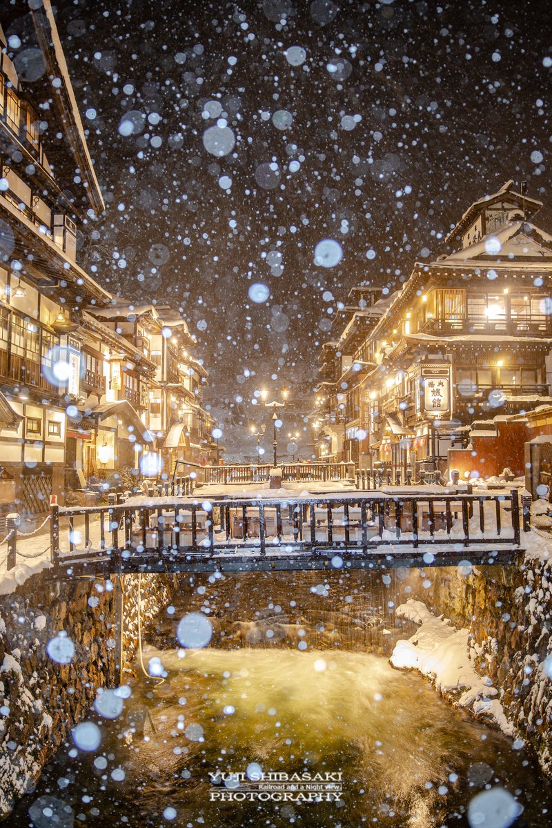 雪降る銀山温泉が大正浪漫へと誘う