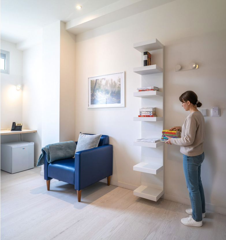 🛏️✨ Habitaciones pensadas para estudiar, descansar y sentirte como en casa en MasterHome Residencia.
Comodidad, luz y vida universitaria en Madrid. 🏙️💛
#StudentLife #MadridLife #ResidenciaUniversitaria #Coliving