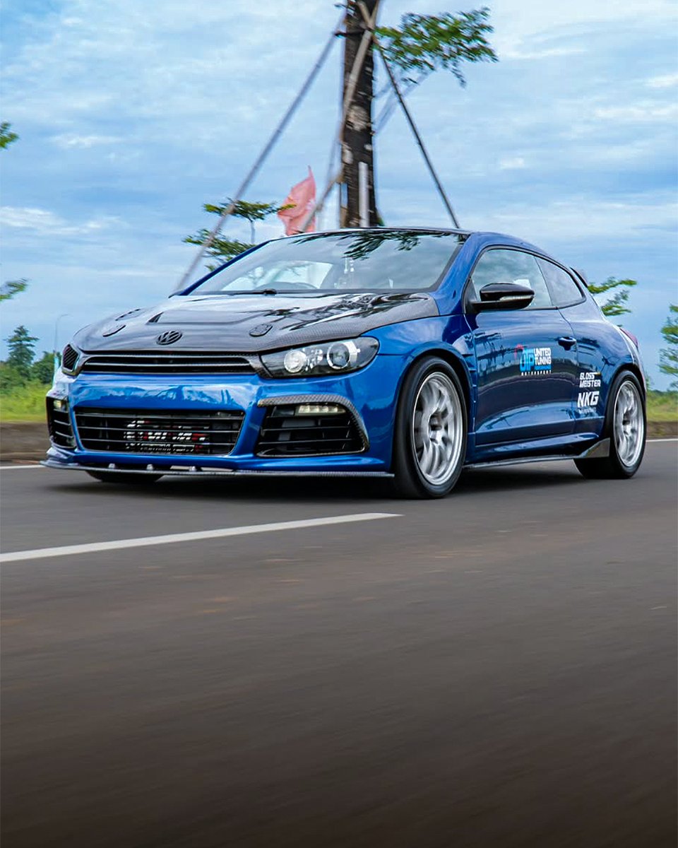 recaroauto's tweet photo. 🦈🔵 Blue Shark: The purist RECARO RCS seats from our Japanese colleagues are a perfect fit for the turbocharged Scirocco R! Greetings to our fans in #Indonesia! 🇮🇩 #RECARO #RECAROAutomotive #WorldofRECARO #MyRECAROAuto #RECARORCS #UpgradeYourRide #volkswagen #scirocco https://t.co/p3Q7Sk4Px5