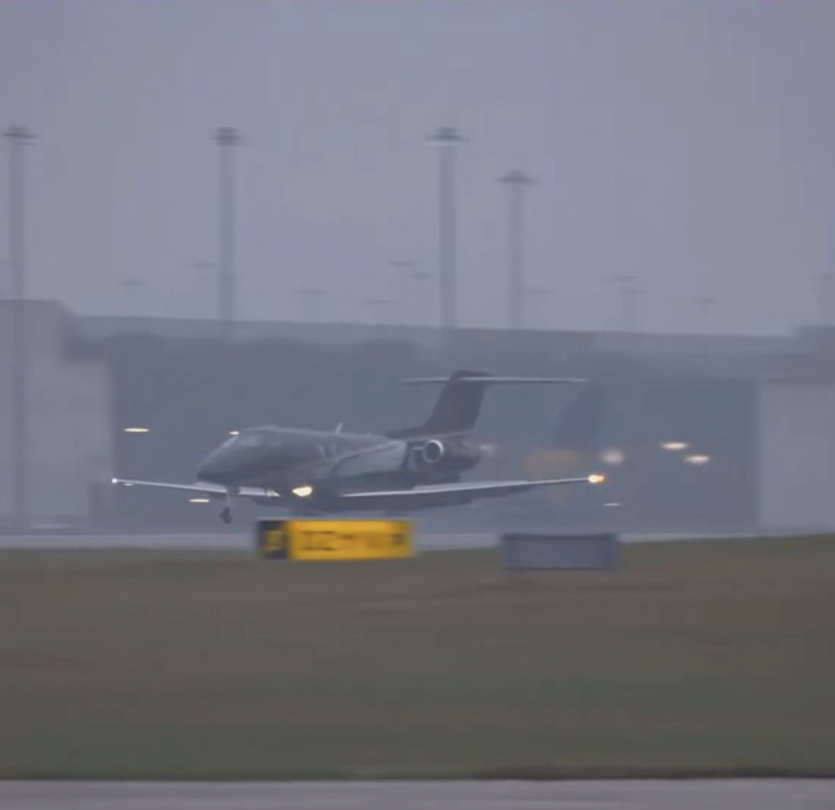 TouchlineX's tweet image. 🚨 𝗕𝗥𝗘𝗔𝗞𝗜𝗡𝗚: Antoine Semenyo arriving at the Manchester airport.