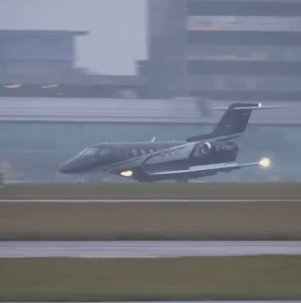 TouchlineX's tweet image. 🚨 𝗕𝗥𝗘𝗔𝗞𝗜𝗡𝗚: Antoine Semenyo arriving at the Manchester airport.
