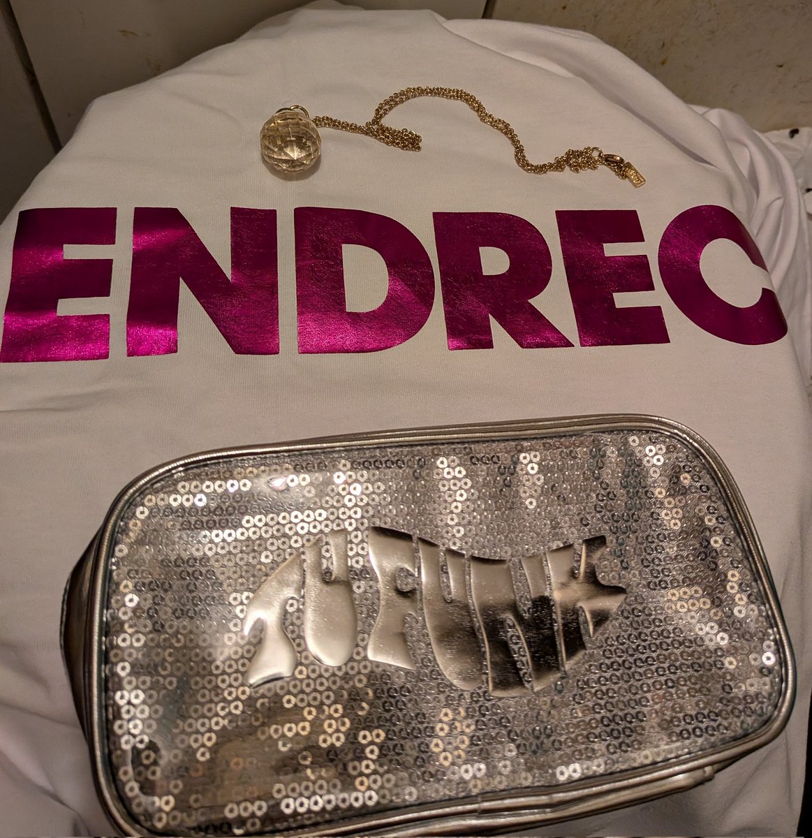 今年初の連休
堂本剛のCD買いに中野へ
ついでに色々見てたら
素敵な店員さんが
堂本剛さん系のは〜と
高いとこにあった箱を６箱も
下ろしてくれました

CDだけの予定が丁寧な接客してくれたので、写真とグッズも買いましたがとても安く買えた　

やっぱ時枝ユウジの頃
鬼格好いい

#ENDRECHERI
#堂本剛