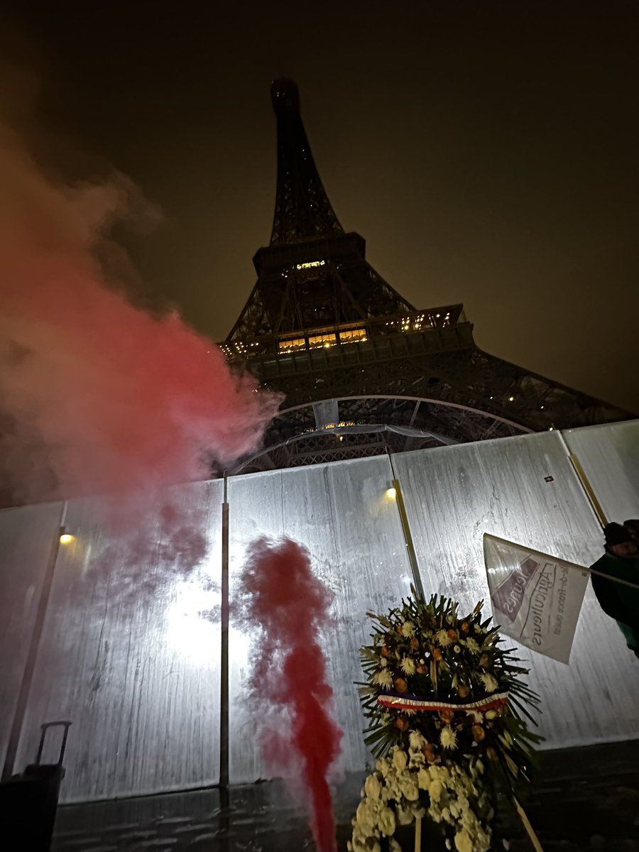 🔴⚪️ Ce matin, avec la <a href="/FrseaIDF/">FRSEA Ile de France</a>, rassemblement et dépôt d’une gerbe devant <a href="/LaTourEiffel/">La tour Eiffel</a> pour rendre hommage à l’agriculture française 🌾☠️ 🔴⚪️

Signature du Mercosur, taxe MACF, baisse de 20% du budget de la PAC… 
❌ 3 FOIS STOP ! ❌ 
On ne lâchera rien 🚜🔥💥✊🏻