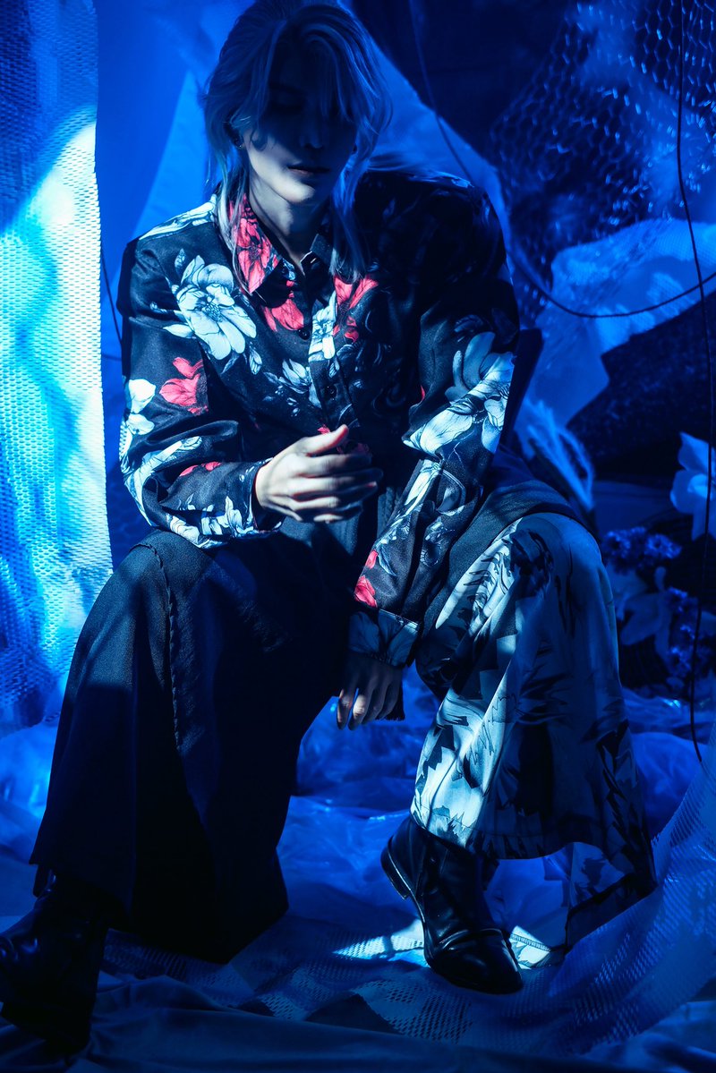 これは歪hizumiの前からの
お客さんの話なんだがな。

普段はスーツ。
営業職で誰よりも「普通」を求められる立場。

でも仕事が終わってネクタイを外した瞬間、
その人は歪hizumiを着る。

そして実は舌ピアスが空いている。

営業スマイルの下では普通は
空いてない場所に穴が空いている。