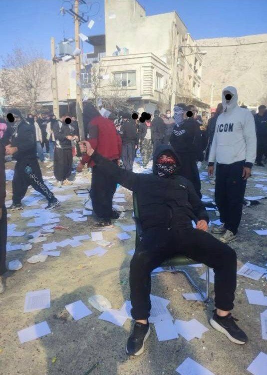 IranNewsAgency0's tweet photo. 🚨در این لحظات لومار؛ ایرانی می‌جنگد/دلاوران لوماری در حال تسخیر تمام نهادهای حکومتی هستند.
اسم این شهر را بخاطر بسپارید: لومار

پنجشنبه هجدهم دی ماه ۲۵۸۴شاهنشاهی https://t.co/fC9d7BgBHh