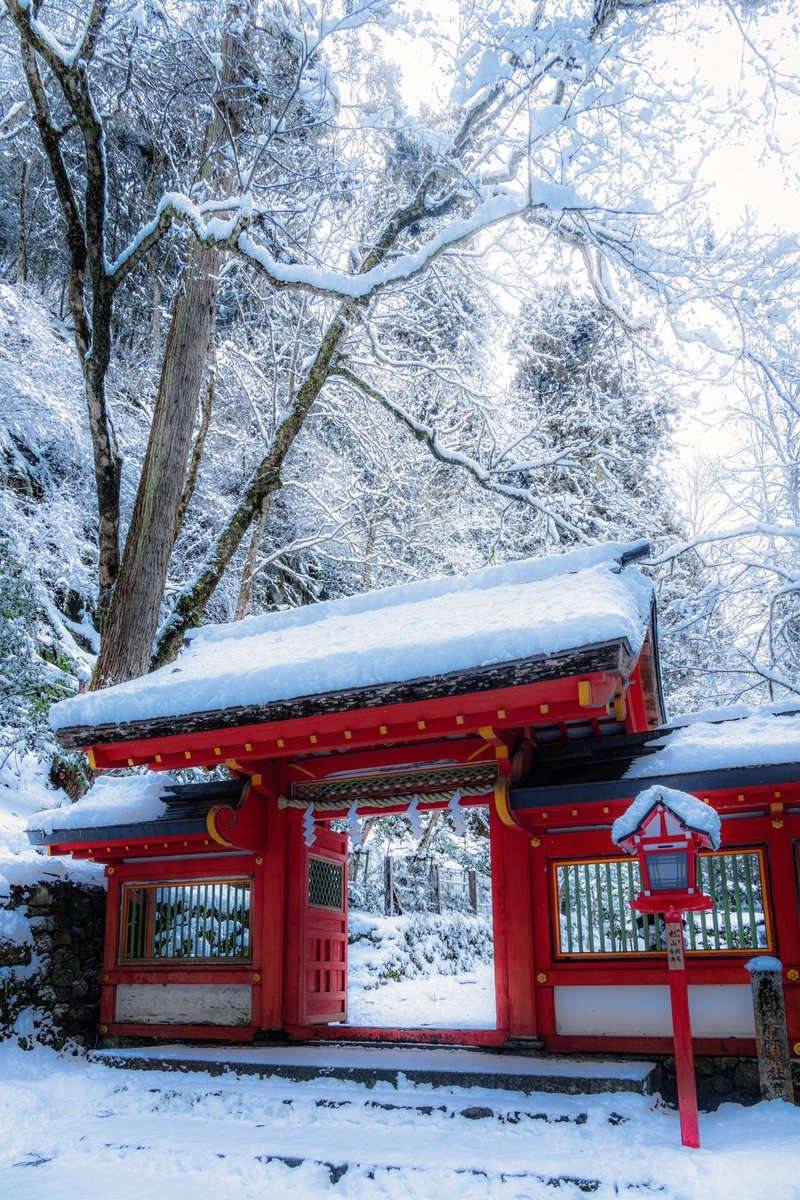 asagi_photo0921's tweet image. 貴船神社の神秘的な雪と朱のコントラスト。