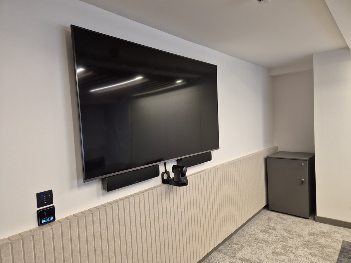 Practical_AV's tweet photo. We completed a @qscproaudio  Microsoft Teams Room installation in Central London. We used @ShureUK  2 x MXA310 array microphones for microphone pick-up alongside two Q-SYS NC Series cameras. Thanks to @AudiologicUK  for distribution.
To find out more visit https://t.co/Mt1QdFIODZ https://t.co/z6FkOPiRaU