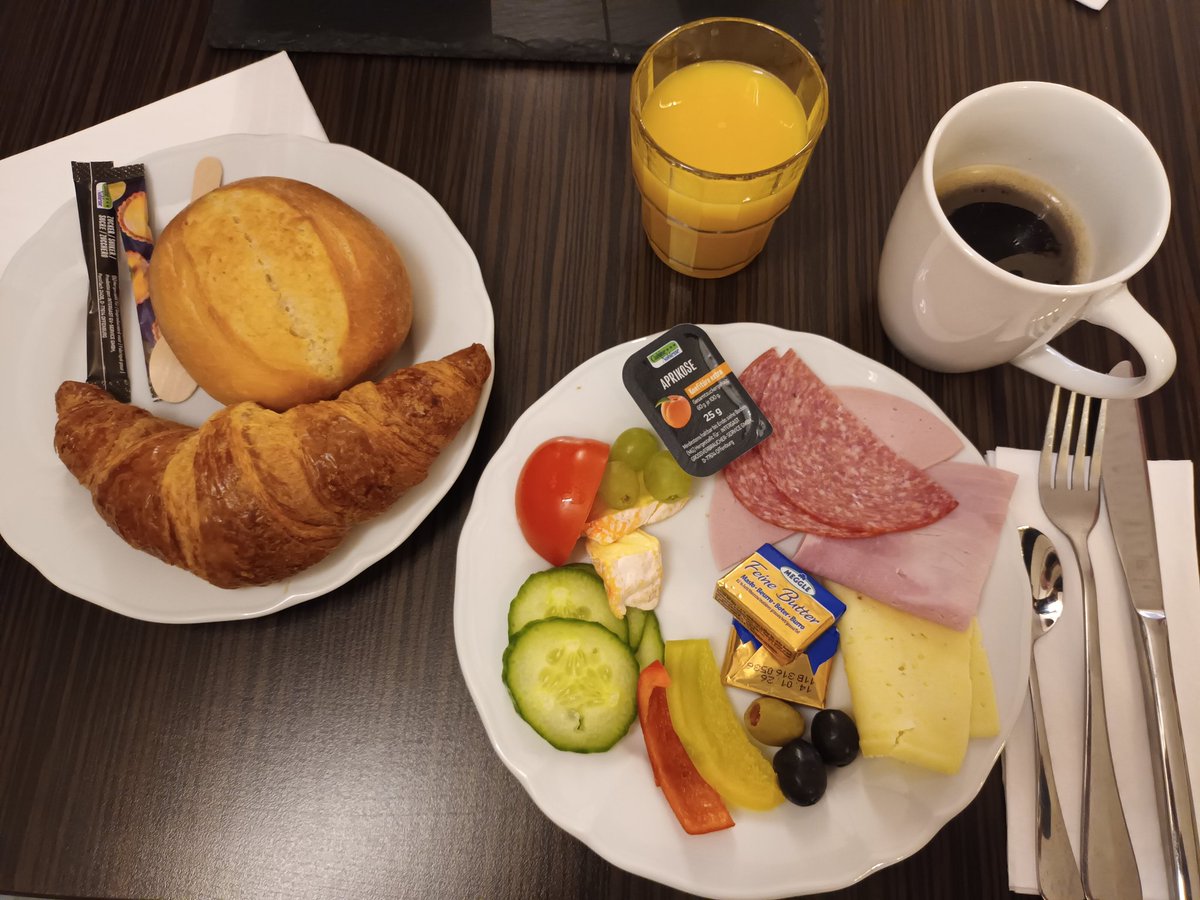 kristallnaach's tweet photo. Guten Morgen☕️#Hotel #Mannheim 
Jetzt noch 😘 Geniesser-#Frühstück
#Urlaub 😝#Auszeit😎 #Capitol

🤘#WolfgangNiedecken liest &amp; singt
aus dem Leben..am Piano ♥️ Mike
#Herting.."Zwischen Start und Ziel.."

#unheilbar 🎶🎼🎷🎸🎤🤘#BAP
#Niedecken ♥ #NiedeckensBAP https://t.co/nBuWMqQbGz