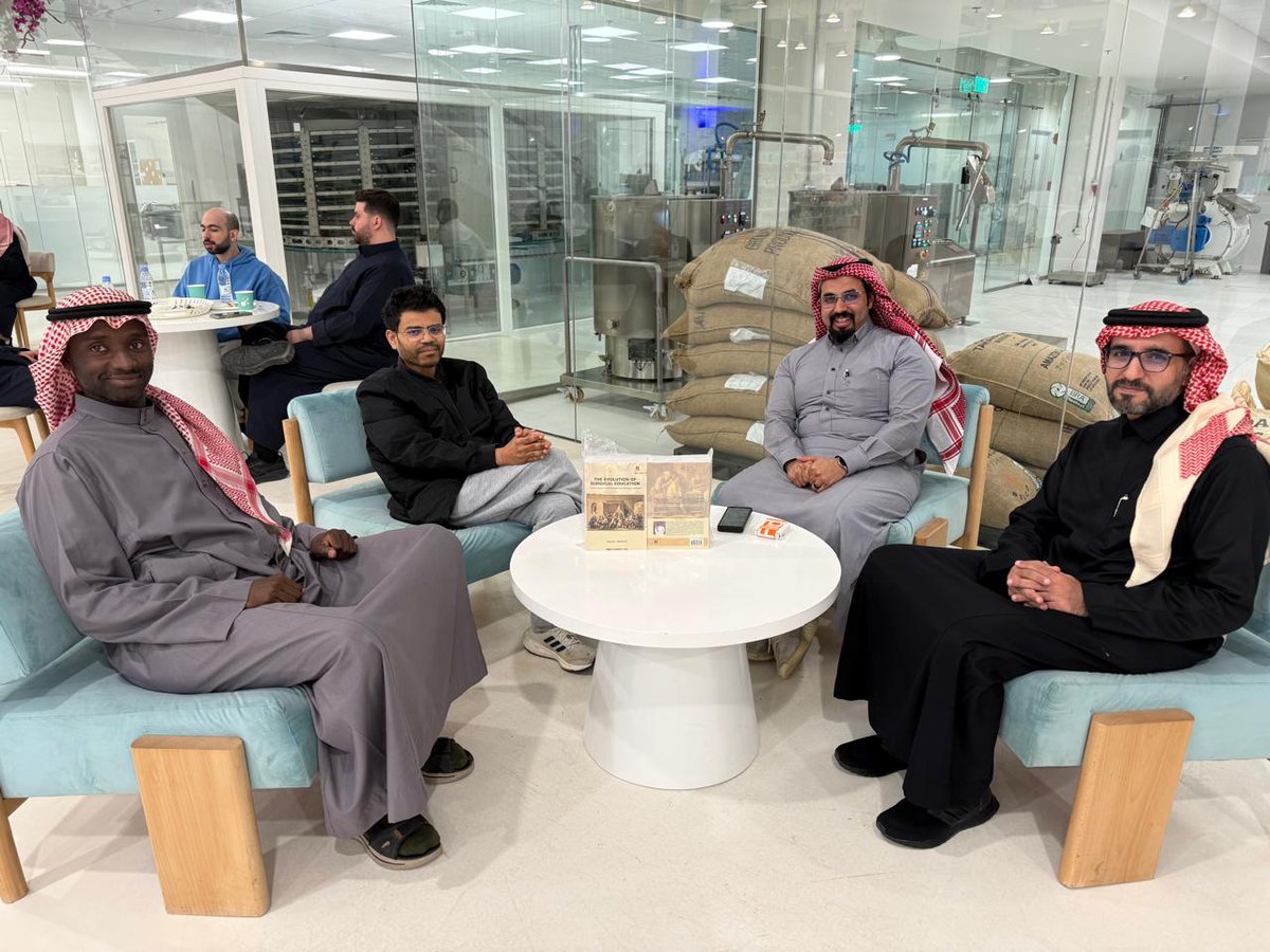 الهيئة التحريرية للكتاب الأول ضمن سلسلة كتب التعليم الصحي، في اجتماع تخطيط إطلاق النسختين، المطبوعة و الرقمية، حيث سيطلق الكتاب الاول قريبا و استلام النسخ المطبوعة الترويجية،

تفاصيل الكتاب الأول:
x.com/i/status/18364…

x.com/i/status/18364…

x.com/i/status/18416…