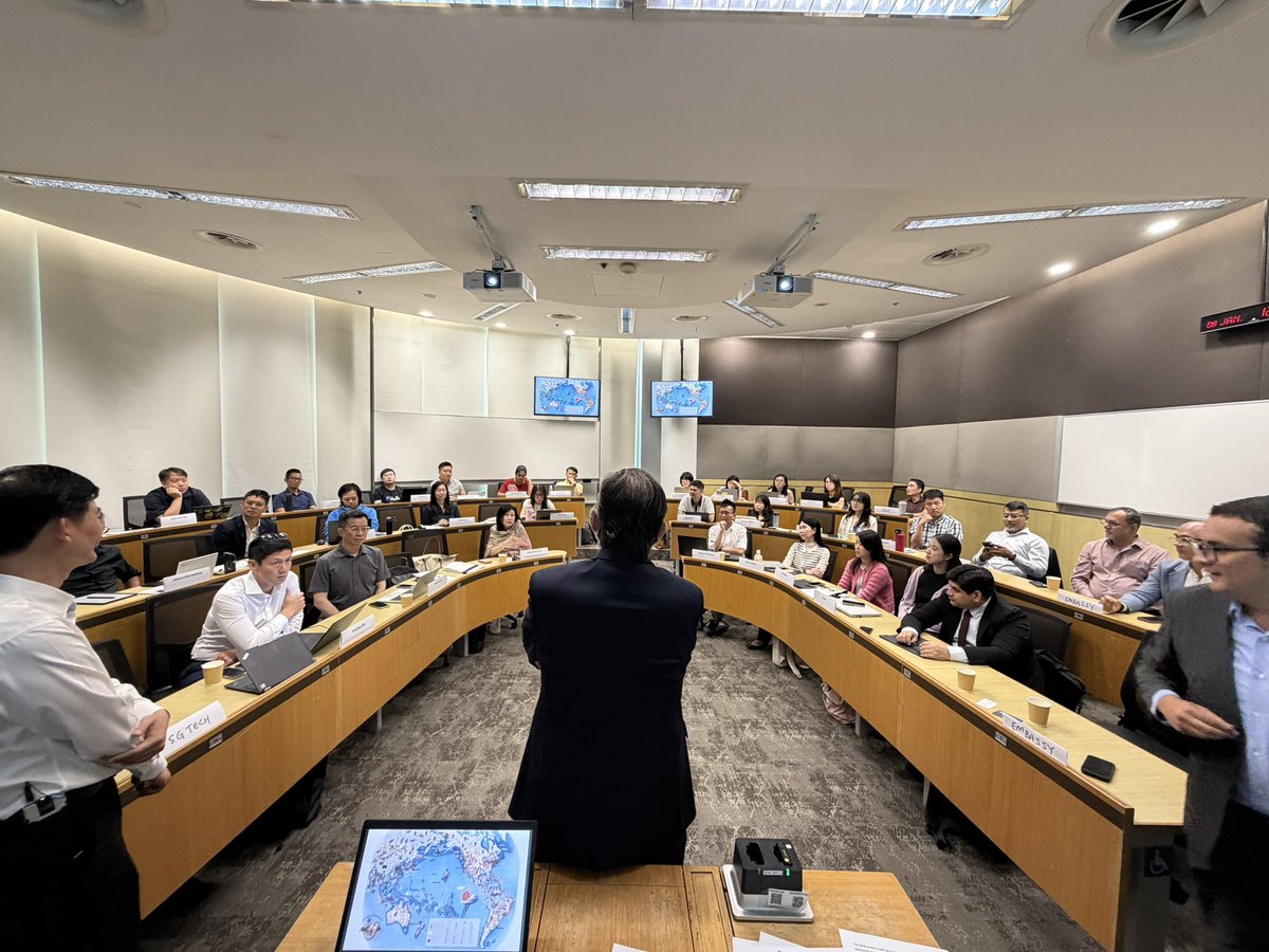 agarcialopezl's tweet image. Impartí una ponencia en el Programa de capacitacion en Capital de Riesgo y Privado de @sgSMU, hablamos sobre los desarrollos de la relación bilateral 🇲🇽🤝🇸🇬 y las oportunidades de inversion que ofrece el #PlanMéxico en #IA, #EnergiasRenovables, #Agrotech, #Healthtech y #Fintech.