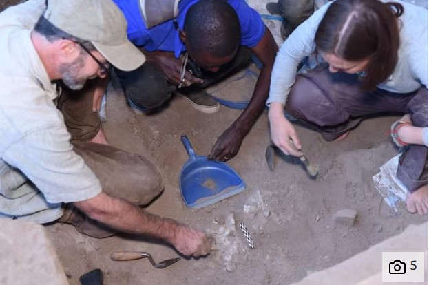 USEmbassyLLW's tweet image. Archaeologists have uncovered the world’s earliest known intentional cremation pyre, dating back about 9,500 years, at Hora Mountain in Mzimba. More: bit.ly/4aLZVel  #pachibale #USAinMalawi