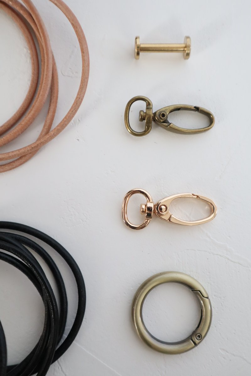 ショルダーストラップとして使っていた飾りを今はハンドストラップとして使っています

ショルダーストラップの紐を金具に変更したらハンドストラップになります👍🏼

最近ショルダーストラップ使っていないなぁ、という方、イベントなどで持参いただいたらハンドストラップに作り替えしますよー😀