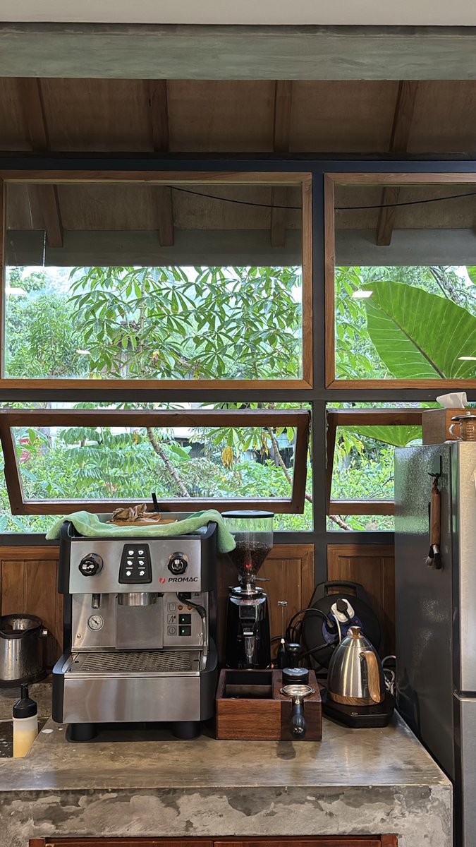 pngen banget kayak gini, in the next few years 🥹🫶🏻 pindah ke daerah kecil di sudut perkampungan, punya rumah yg kecil &amp; homey dan buka warung makan di depan rumah.

terus setiap abis tutup warung &amp; beberes diakhiri dgn cipokan sm pasangan 😆😆😆