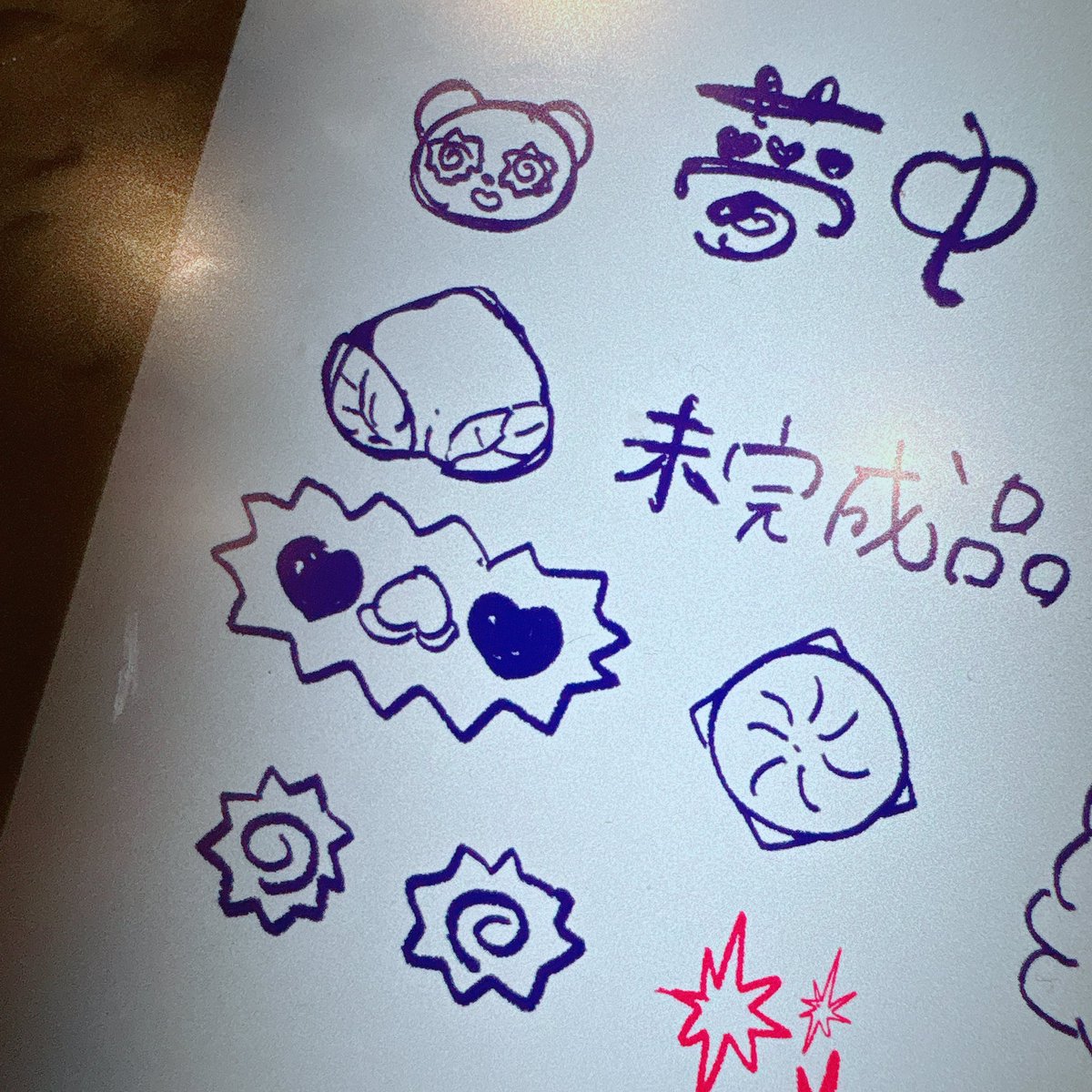 1/22からの可爱商店個展に向けて、タトゥーシールを作ろうとしています💥💥💥