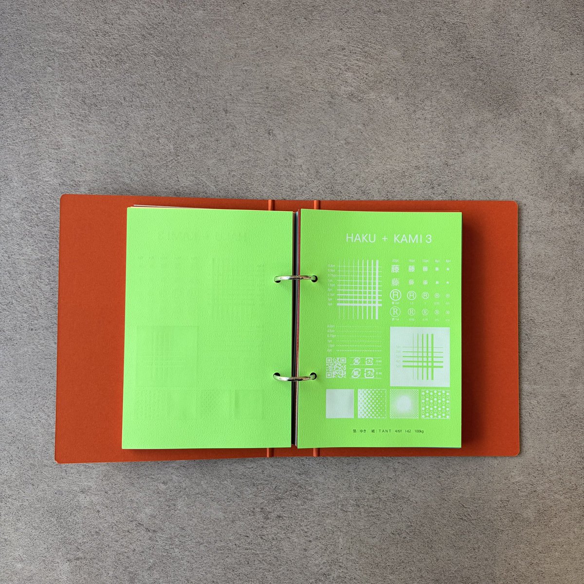 箔と特殊紙の見本帳、ちょっとだけ持っていきます📕 安くはないけど