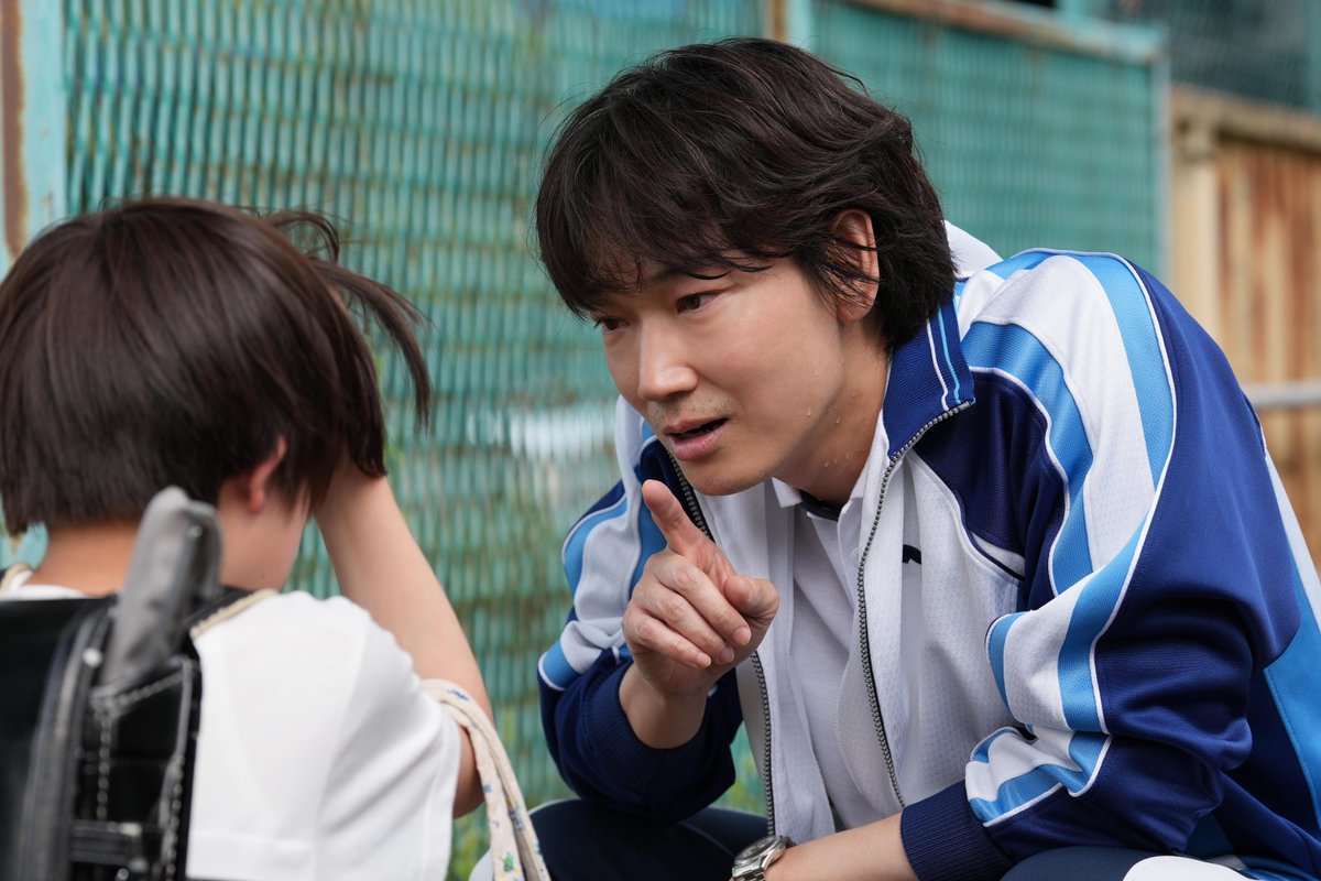 NetflixJP's tweet photo. ◆配信開始 
映画『でっちあげ 〜殺人教師と呼ばれた男』

児童への体罰で告発された
小学校教諭・薮下誠一。

これを嗅ぎつけた週刊誌の記者
鳴海三千彦は"実名報道"に踏み切る。

しかしマスコミの標的となった薮下が
法廷で語ったのは
「すべて事実無根の"でっちあげ"」だという
完全否認だった。

#映画でっちあげ