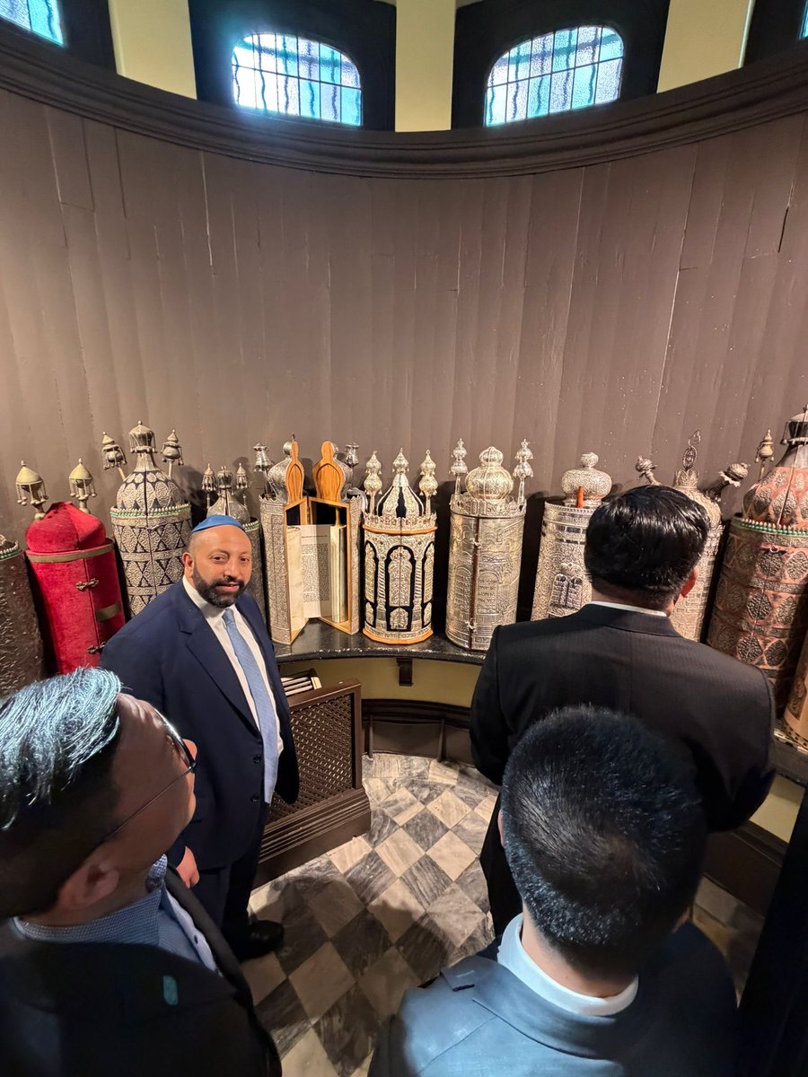 早前，香港民政及青年事務局副局長梁宏正先生、副秘書長黃昕然先生、首席助理秘書長嚴鈞樂先生，與香港猶太社區領袖共進午餐，當中包括奧赫爾利亞猶太教堂 慈善信託主席