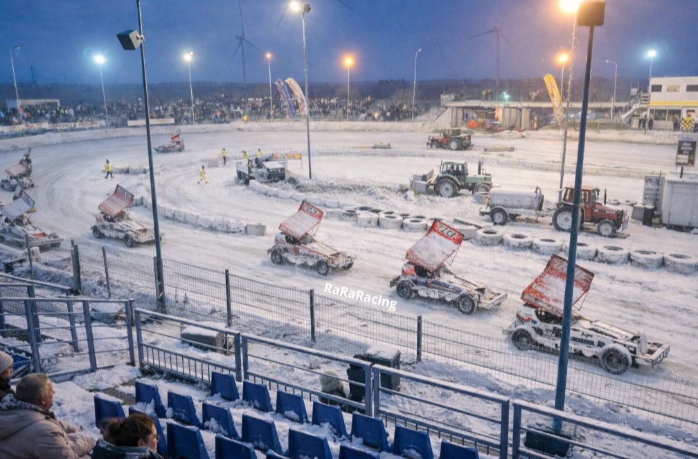 Winter racing is magic 

#winter #stockcar #racing #snow #brisca #sneeuw #snow #drift