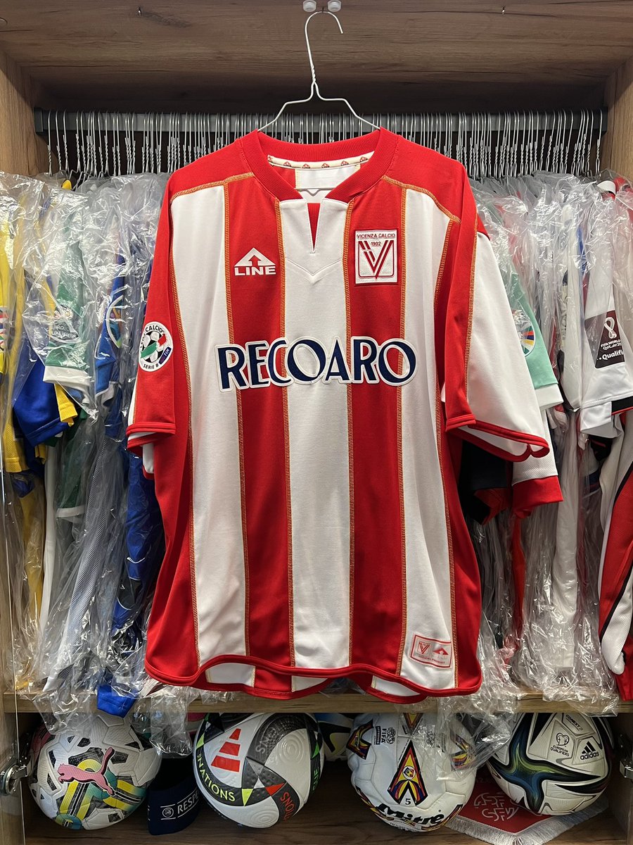 ildelima6's tweet image. A few Triveneto derbies played against @LRVicenza 🇮🇹 and a few shirts swapped with 1️⃣6️⃣ Luis Helguera 🇪🇸 at Romeo Menti 🏟️ Shirt from the defunct brand A-Line 🇮🇹 #andorra #trieste #triestina #vicenza #serieb #andorrafootballmuseum #AFM #gameused #aline
