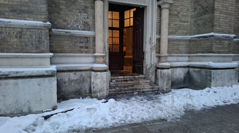 Pokušati zapaliti Katedralu na 2. dan Božića je neviđeni greh i sramota. Katedrala je jedan od najpoznatijih simbola #NoviSad je u srcima svih nas. Novi Sad i #Vojvodina sa ponosom, srećom i ljubavlju slave oba Božića i Uskrsa jer iskreno verujemo da je snaga u RAZLIČITOSTI.